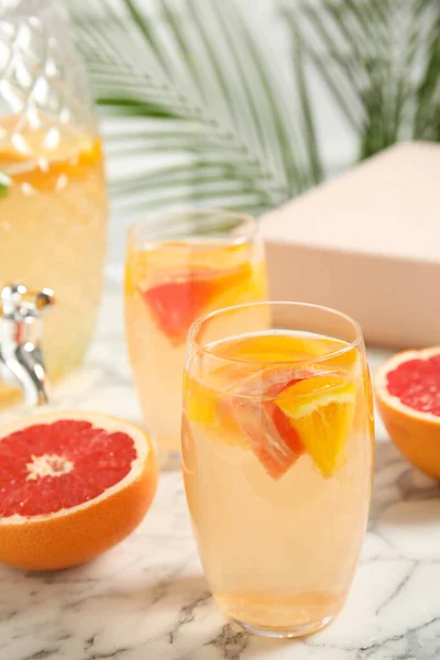 Deliciosa Bebida Refrescante Con Naranja Pomelo Sobre Mesa Mármol Blanco —  Fotos de Stock