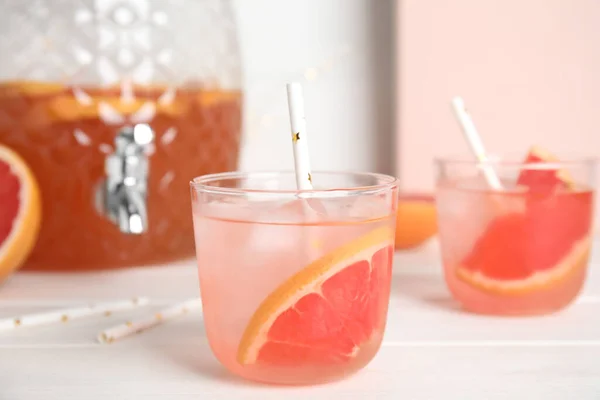 Läcker Uppfriskande Lemonad Med Grapefruktskivor Vitt Träbord — Stockfoto