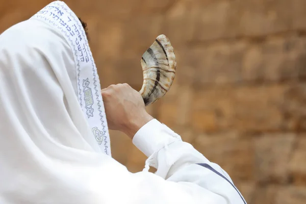 Jewish Man Blowing Shofar Rosh Hashanah Outdoors Wearing Tallit Words — Stock Photo, Image