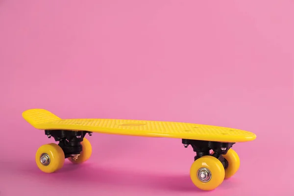 Skateboard Giallo Sfondo Rosa Spazio Testo — Foto Stock