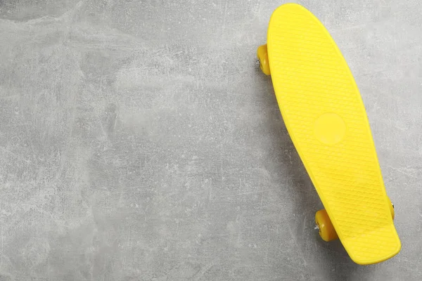 Κίτρινο Skateboard Γκρι Φόντο Πέτρα Πάνω Άποψη Χώρος Για Κείμενο — Φωτογραφία Αρχείου