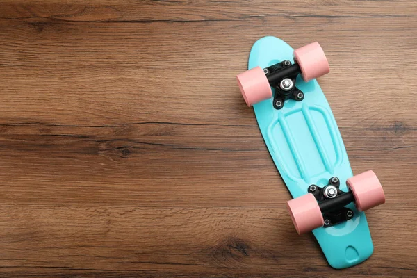 Turkoois Skateboard Houten Achtergrond Bovenaanzicht Ruimte Voor Tekst — Stockfoto
