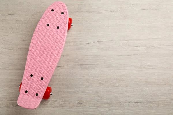 Roze Skateboard Houten Achtergrond Bovenaanzicht Ruimte Voor Tekst — Stockfoto