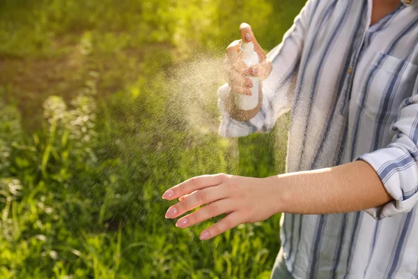 Vrouw Die Insectenwerend Middel Aanbrengt Het Park Close Preventie Van — Stockfoto