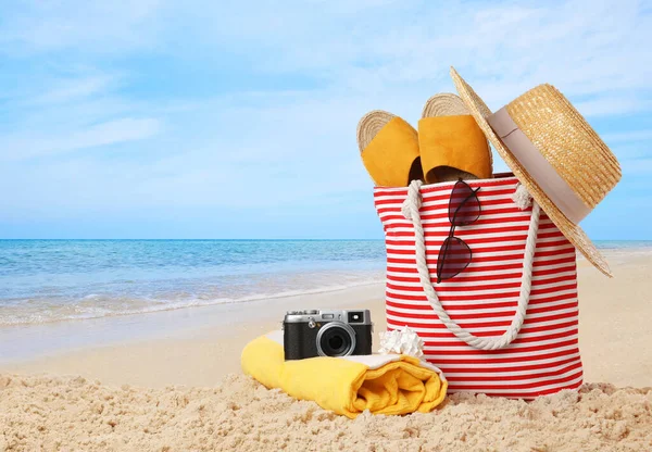 Saco Elegante Com Diferentes Acessórios Praia Areia Perto Oceano Espaço — Fotografia de Stock