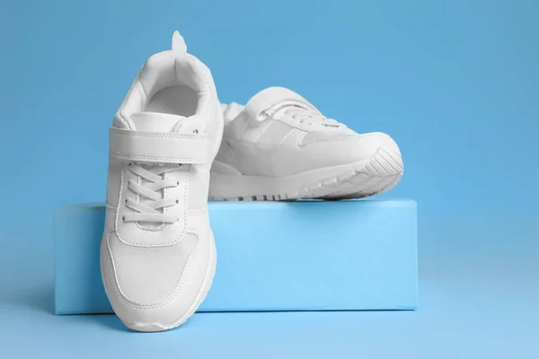 Een Paar Stijlvolle Sneakers Een Doos Een Lichtblauwe Achtergrond — Stockfoto