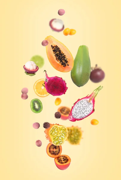 Diferentes Saborosas Frutas Exóticas Voando Fundo Amarelo — Fotografia de Stock