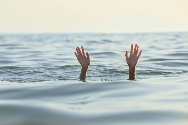 Mujer Ahogada Buscando Ayuda Mar —  Fotos de Stock