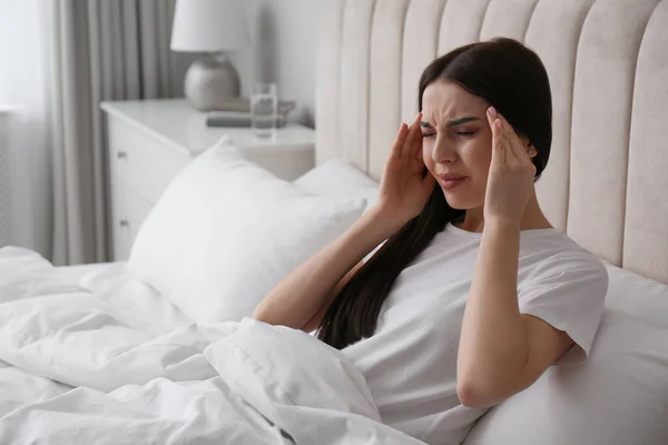 Mujer Joven Que Sufre Migraña Cama Casa Espacio Para Texto — Foto de Stock