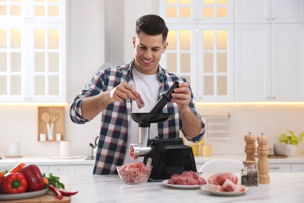 Hombre Utilizando Molinillo Carne Moderna Cocina — Foto de Stock