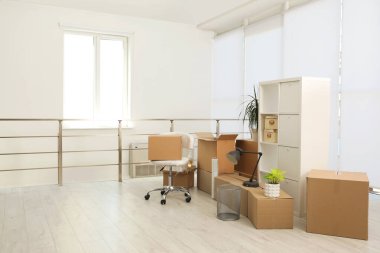 Karton kutular, yeni ofiste paketlenmiş eşyalar, mesaj için yer. Taşınma günü