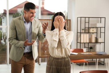 Patron ofisteki çalışana bağırıyor. Toksik çalışma ortamı