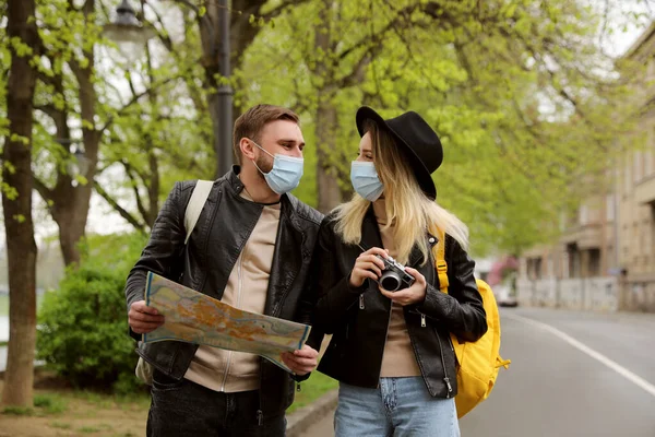 Pareja Turistas Máscaras Médicas Con Mapa Cámara Calle Ciudad — Foto de Stock