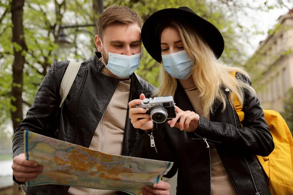 Pareja Turistas Máscaras Médicas Con Mapa Cámara Calle Ciudad — Foto de Stock
