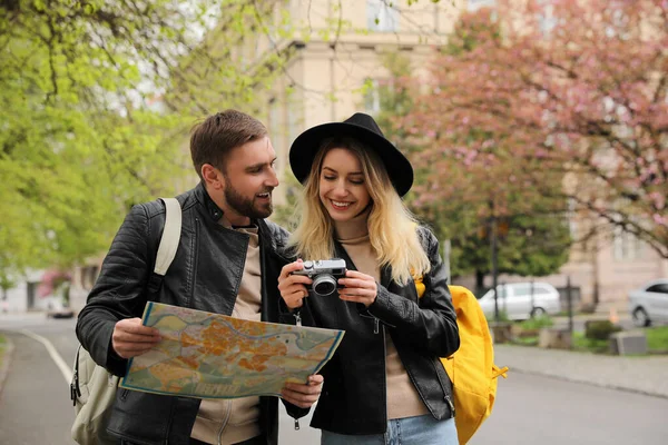 Pareja Turistas Con Mapa Cámara Calle Ciudad — Foto de Stock