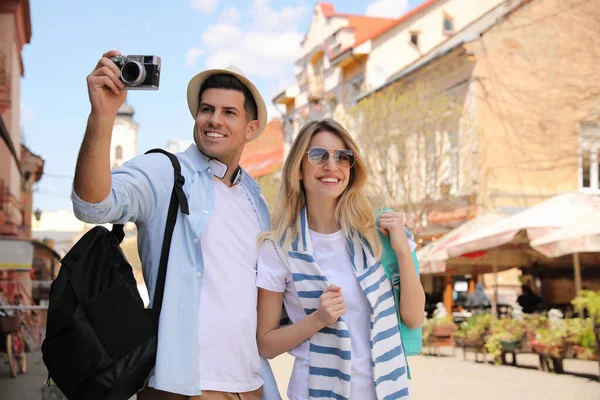 Szczęśliwa Para Turystów Kamerą Ulicy Miasta — Zdjęcie stockowe