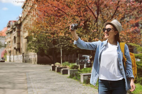 Szczęśliwy Turysta Kobieta Aparatem Fotograficznym Ulicy Miasta — Zdjęcie stockowe