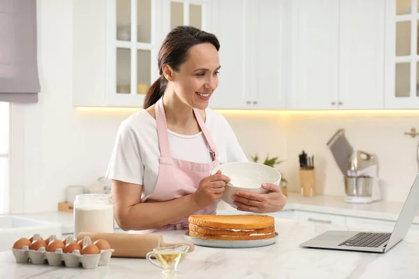 Mujer Haciendo Pastel Mientras Curso Cocina Línea Través Ordenador Portátil —  Fotos de Stock