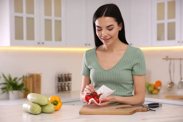 Kvinna Torka Tomater Med Pappershandduk Köket — Stockfoto