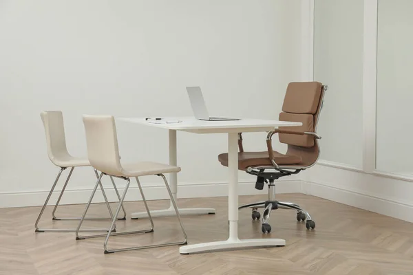 Direktionsbüro Mit Großem Holztisch Und Bequemen Stühlen Innenarchitektur — Stockfoto