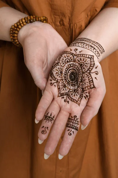 Mujer Con Hermoso Tatuaje Henna Mano Primer Plano Mehndi Tradicional — Foto de Stock