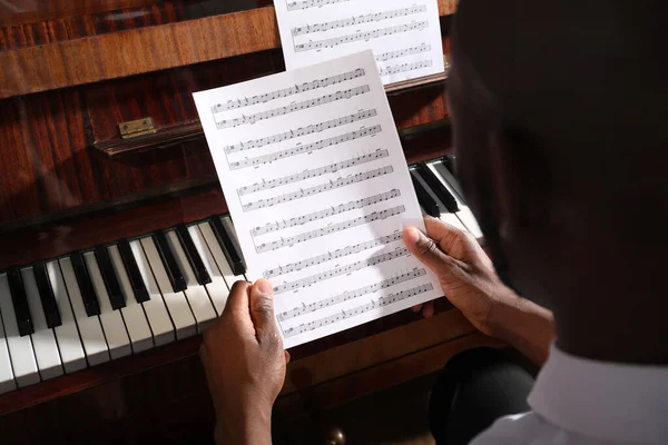 Afro Américain Avec Des Feuilles Notes Piano Gros Plan Musicien — Photo