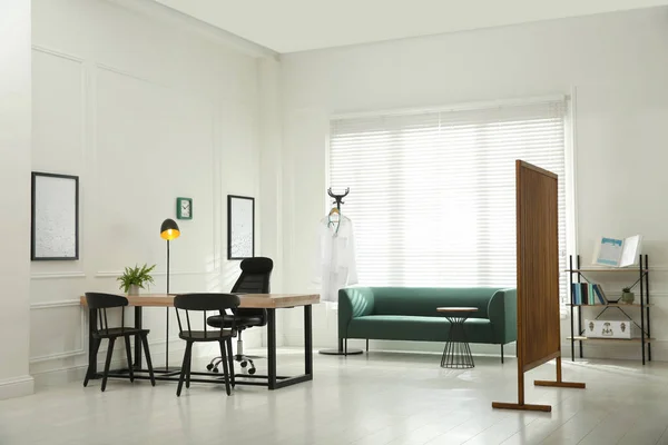 Modernes Interieur Für Arztpraxen Mit Arztarbeitsplatz Und Sofa — Stockfoto