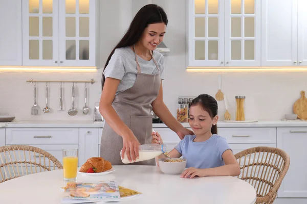 Gelukkige Moeder Die Melk Toevoegt Aan Haar Dochters Cornflakes Keuken — Stockfoto