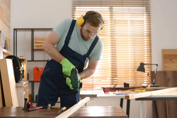 Timmerman Werkt Met Elektrische Boor Aan Tafel Binnen Ruimte Voor — Stockfoto