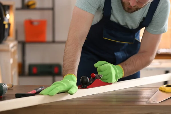 Snickare Forma Trä Bar Med Handplan Vid Bordet Verkstad Närbild — Stockfoto