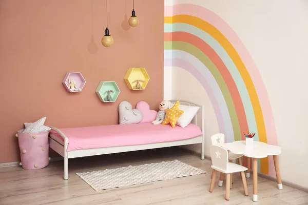 可爱孩子的房间 墙上画着美丽的彩虹 — 图库照片