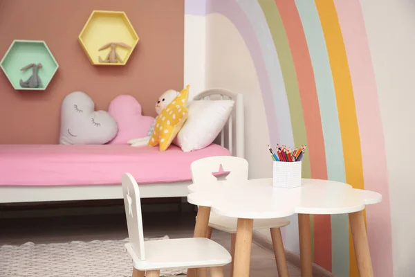 Nettes Kinderzimmerinterieur Mit Schönem Regenbogen Der Wand — Stockfoto