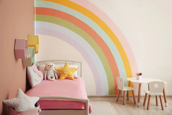 Lindo Interior Habitación Del Niño Con Hermoso Arco Iris Pintado — Foto de Stock