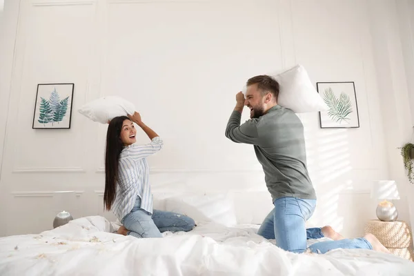 Happy Cuplu Tineri Având Distracție Pernă Lupta Dormitor — Fotografie, imagine de stoc