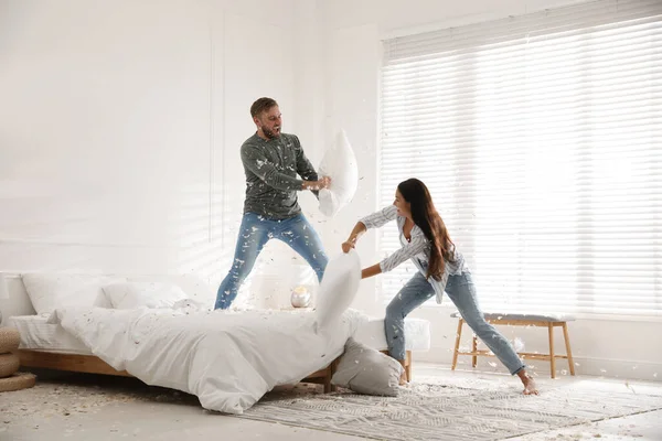 Счастливая Молодая Пара Веселится Битва Подушками Спальне — стоковое фото