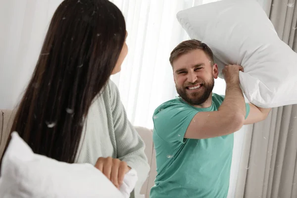 Feliz Joven Pareja Tener Divertido Almohada Lucha Casa — Foto de Stock