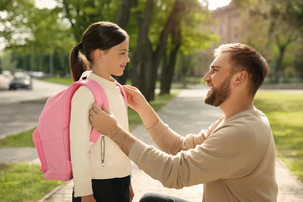 Glücklicher Vater Hilft Kleiner Tochter Schulranzen Freien Anzuziehen — Stockfoto