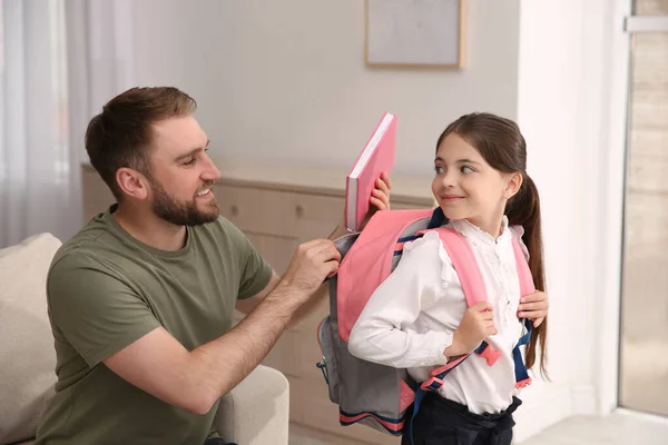 Pai Ajudando Sua Filhinha Preparar Para Escola Dentro Casa — Fotografia de Stock