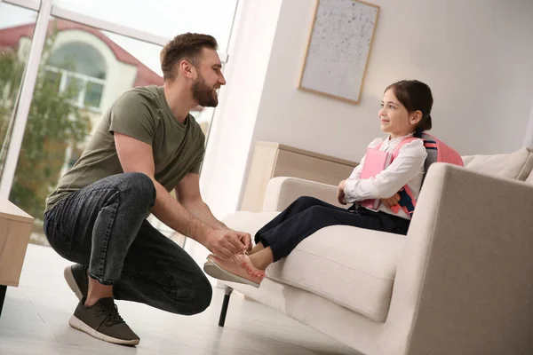 Padre Ayudando Pequeña Hija Prepararse Para Escuela Interior — Foto de Stock