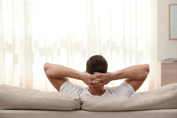 Homem Relaxante Sofá Casa Vista Para Trás — Fotografia de Stock