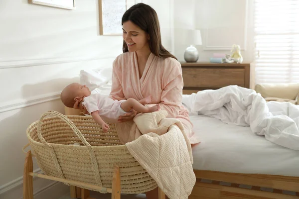 Yeni Doğmuş Bebeğiyle Mutlu Bir Anne Yatak Odasında — Stok fotoğraf