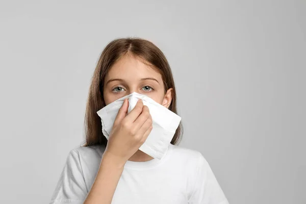 Niña Soplando Nariz Tejido Papel Sobre Fondo Gris Claro Alergia — Foto de Stock