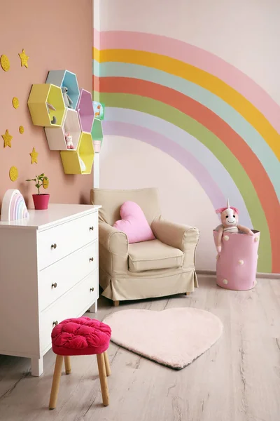 Χαριτωμένο Εσωτερικό Παιδικό Δωμάτιο Όμορφο Ουράνιο Τόξο Ζωγραφισμένο Στον Τοίχο — Φωτογραφία Αρχείου