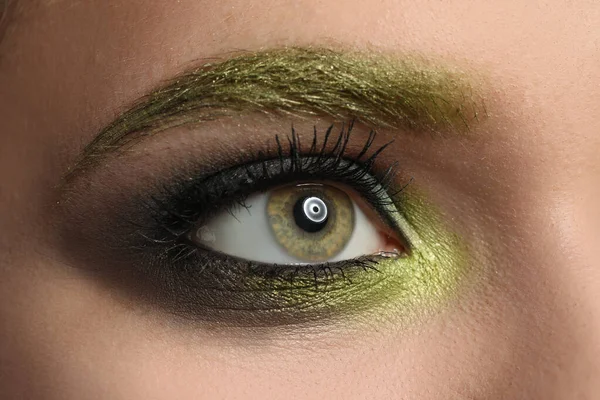 Jovem Com Maquiagem Noite Close Produto Sombra Ocular — Fotografia de Stock