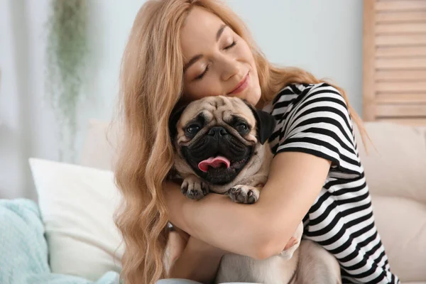 Een Vrouw Met Een Schattige Hond Thuis Dierlijke Adoptie — Stockfoto
