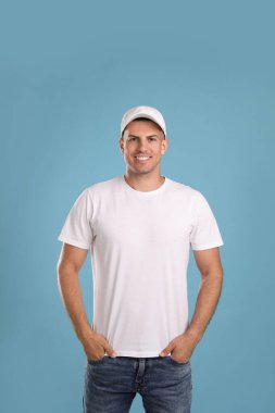 Beyaz şapkalı mutlu adam ve açık mavi arka planda tişört. Tasarım için model