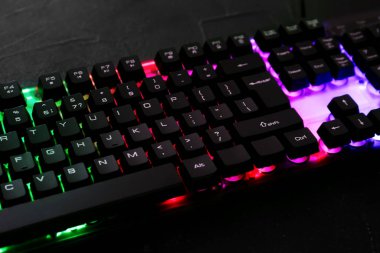 Siyah masada RGB ışıklandırmalı modern klavye, yakın plan
