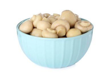 Lezzetli marine edilmiş mantarlar beyaz kasede izole edilmiş.