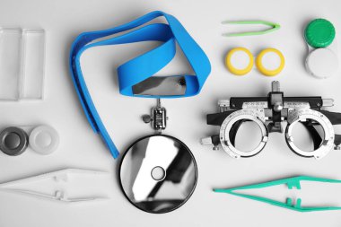 Beyaz arka planda farklı göz doktoru araçları, düz yatış