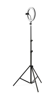 Çember ışığı beyaza izole edilmiş modern tripod.